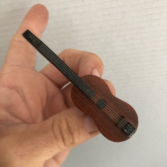 Handcrafted Guitar Brooch - Picture 9 of 9